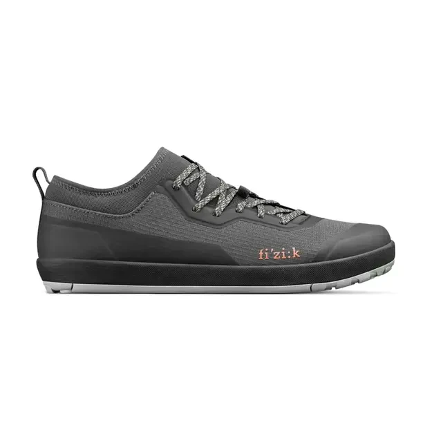 FIZIK batai GRAVITA VERSOR FLAT 2.0 ANTHRACITE - BLACK (GRGFVTR1K1210)