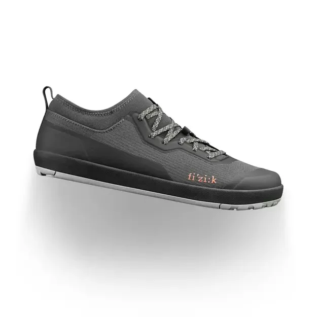 FIZIK batai GRAVITA VERSOR FLAT 2.0 ANTHRACITE - BLACK (GRGFVTR1K1210)