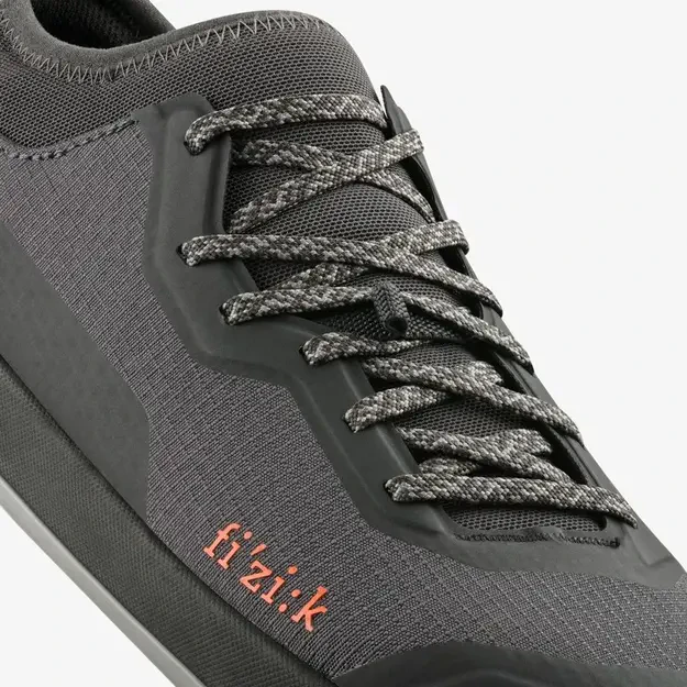 FIZIK batai GRAVITA VERSOR FLAT 2.0 ANTHRACITE - BLACK (GRGFVTR1K1210)