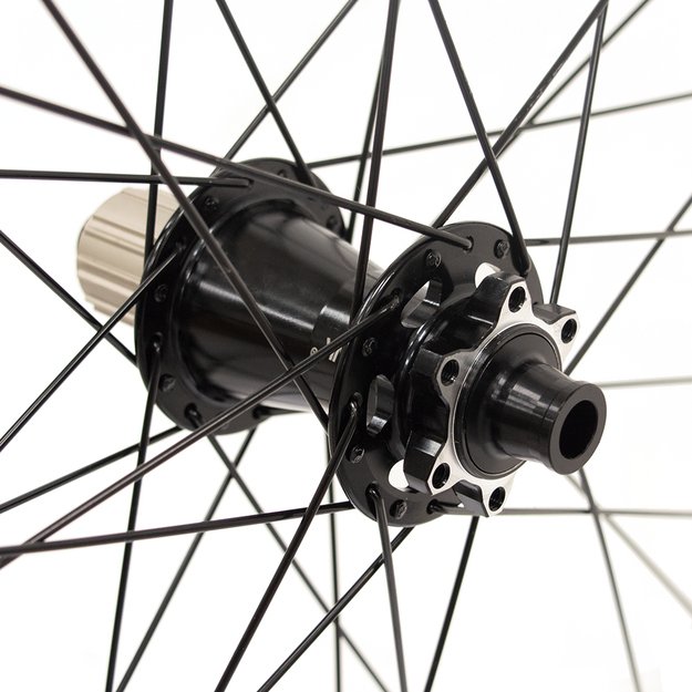 Galinis ratas J25DH 29  // diskiniams 6 varžtų, 32H, kasetė, Thru Axle, aliuminis 2